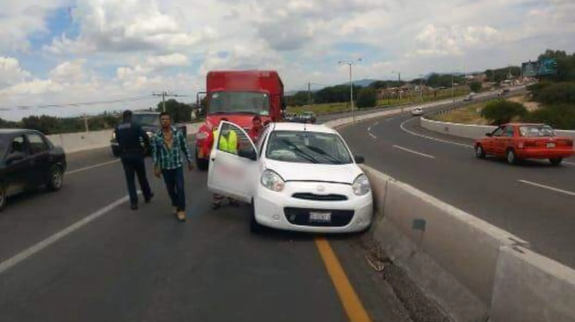 Auto se fue contra el muro de contención de la carretera estatal 120.  Luis Luévanos.  El Sol de San Juan del Río.